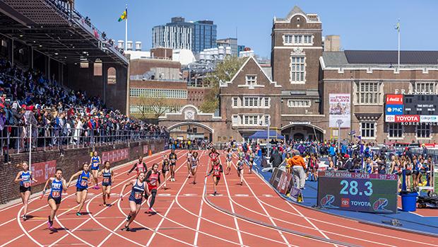 Hardlopers in volle actie tijdens de Penn State Relays, een prominente college atletiek evenement.