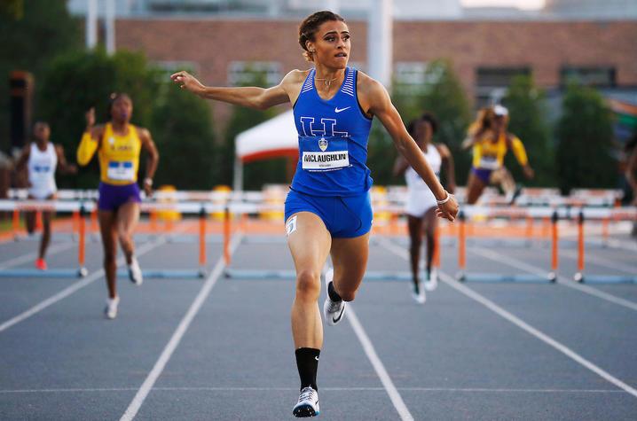 Sydney McLaughlin, uitblinkend als atleet voor de University of Kentucky, in wedstrijdtenue.