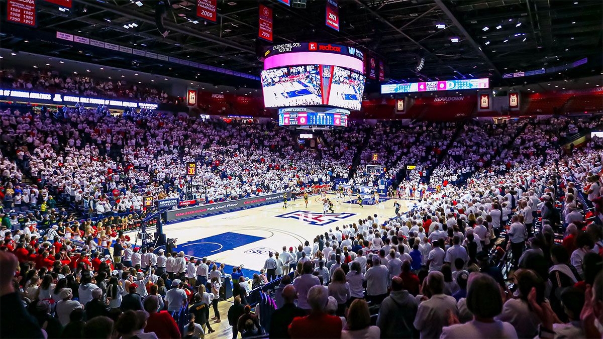 Sfeervol gevuld stadion van University of Arizona tijdens een college basketbalwedstrijd