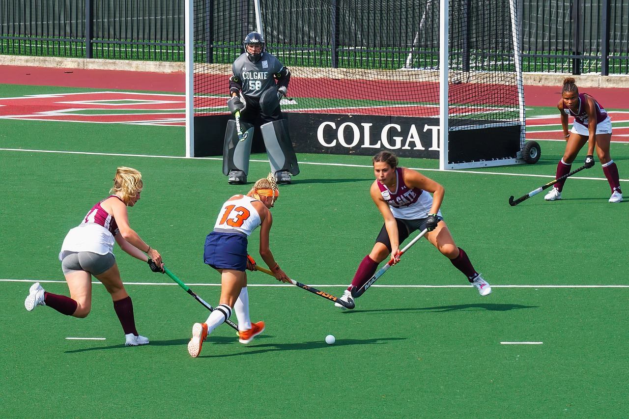 Speelster in actie tijdens een Colgate college field hockey wedstrijd.