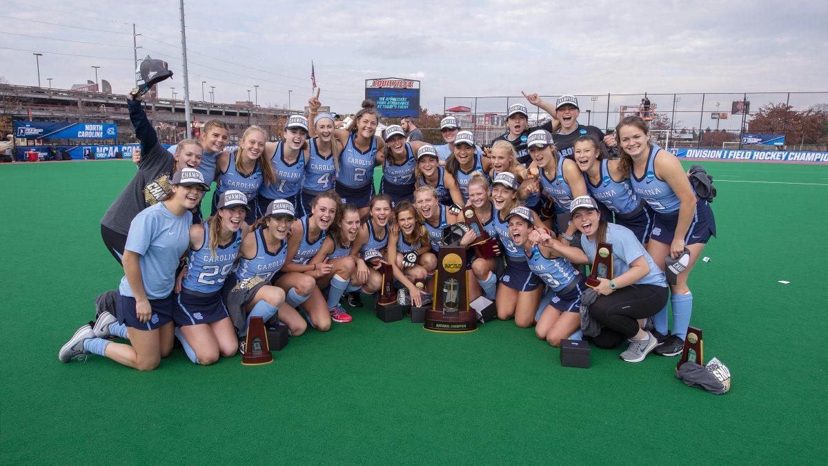 UNC field hockey team met de NCAA kampioenschapstrofee.