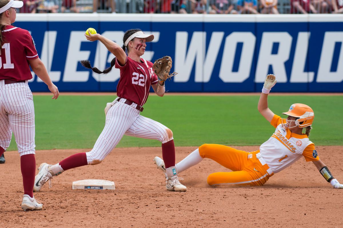 Speelsters van Tennessee en Alabama in actie tijdens de College World Series.