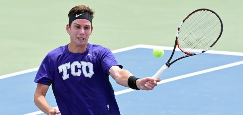 Cameron Norrie in actie voor TCU in college tennis.