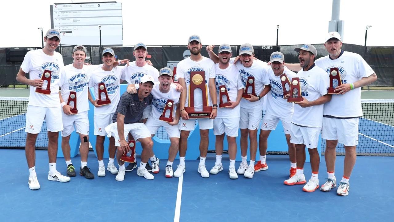 Spelers van Virginia met de nationale kampioenschapstrofee in college tennis.