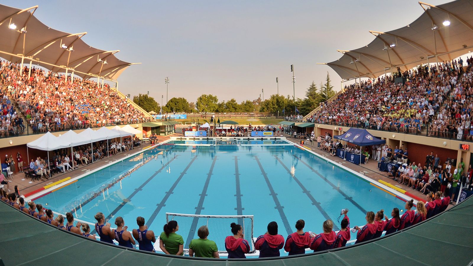 Stadion vol met fans in afwachting van een college waterpolowedstrijd.